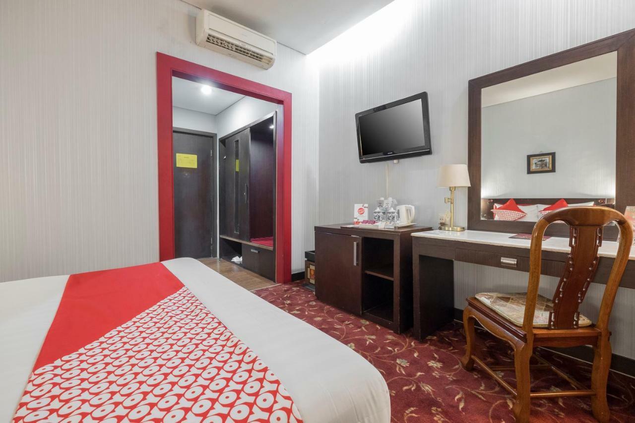 Oyo 821 Hotel Dinasti Макасар Екстер'єр фото
