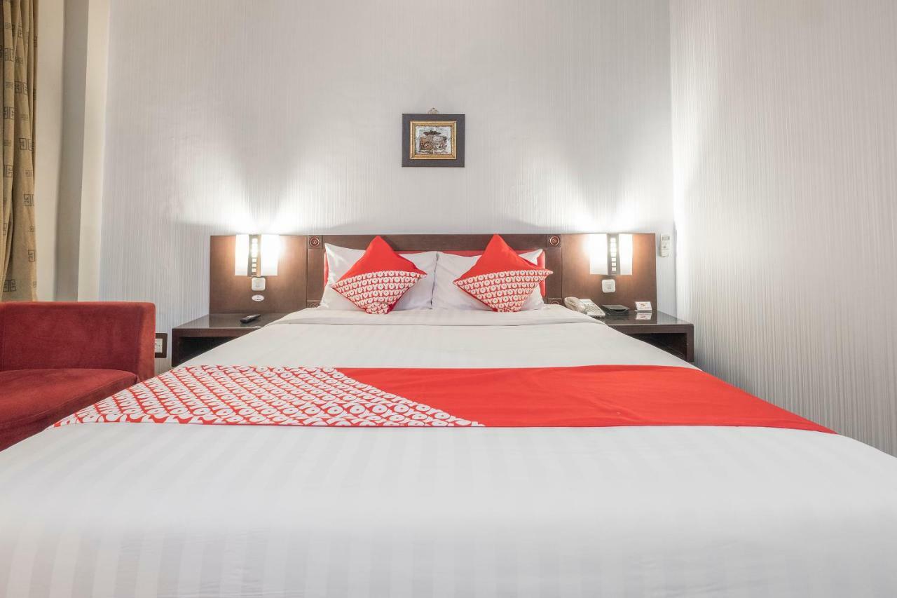 Oyo 821 Hotel Dinasti Макасар Екстер'єр фото