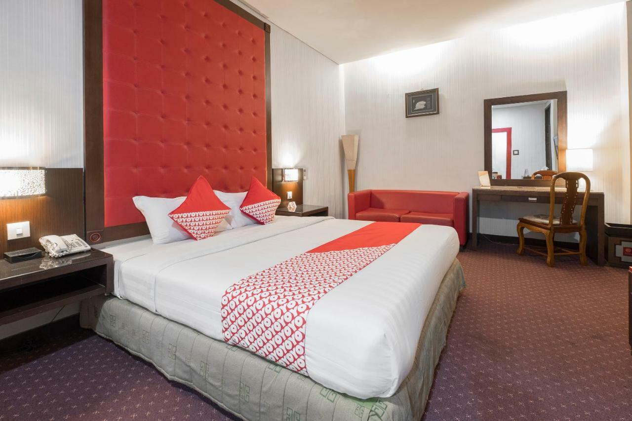Oyo 821 Hotel Dinasti Макасар Екстер'єр фото